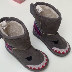 Size 8 shark Muk Luks